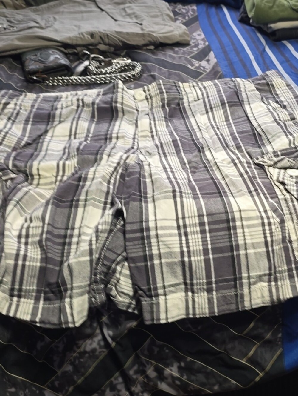 No Boundaries Gray and White Plaid Men's Cargo Shorts